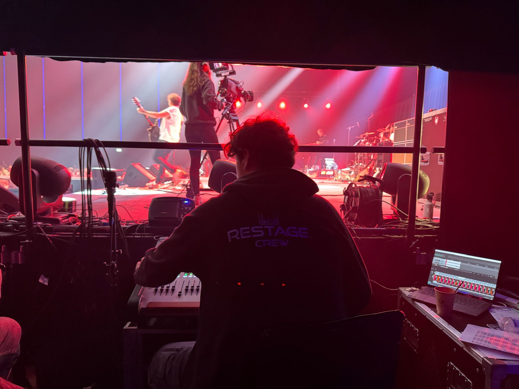 ReStage-crew aan het werk achter het podium in Ahoy
