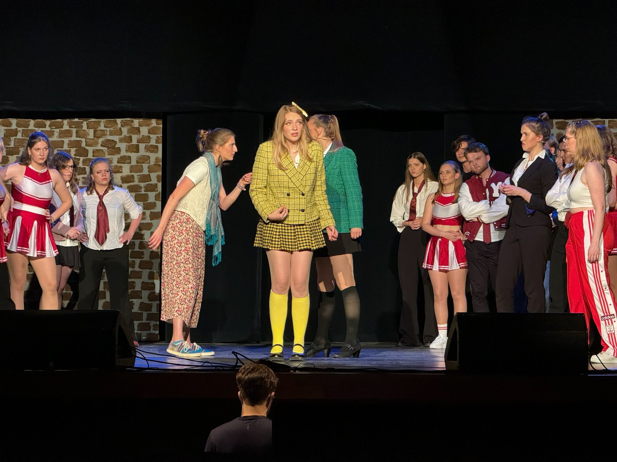 Spelers op het podium tijdens een theatervoorstelling