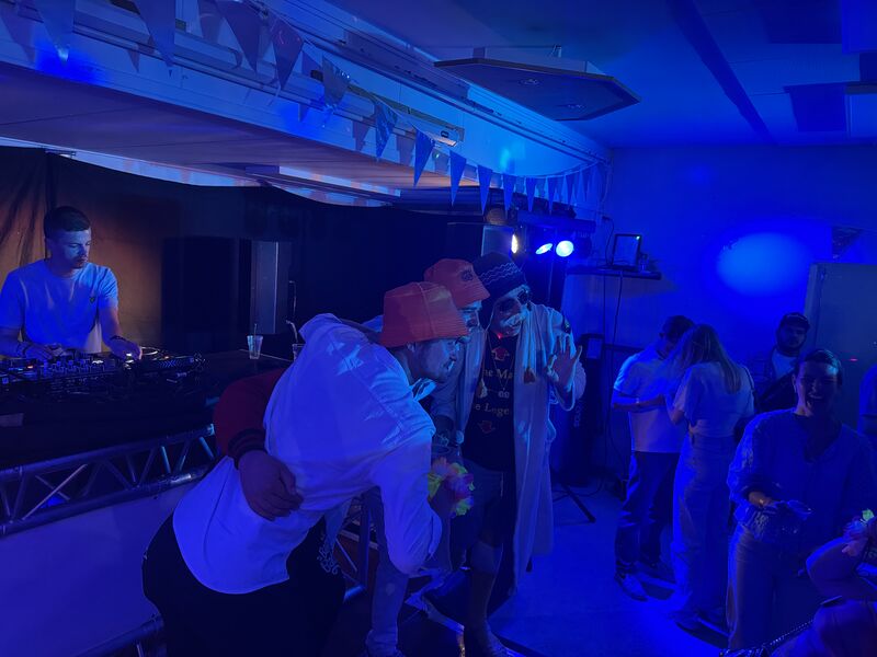 Optreden voor de dj-opstelling met podium en feestverlichting